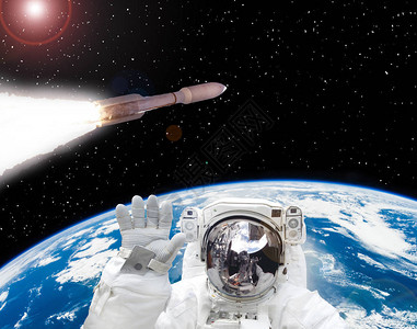 太空宇航员挥舞火箭飞过美国航天局提供的这图片