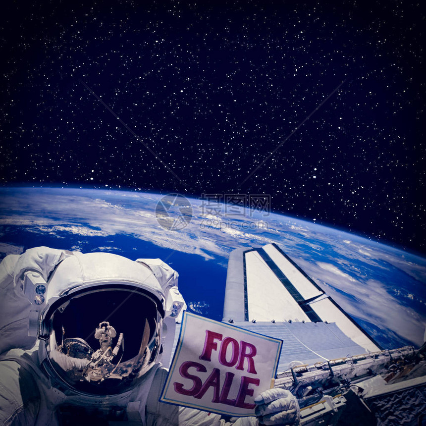 太空飞船上方的宇航员图片