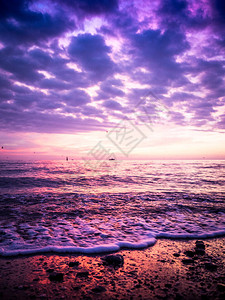 以彩色云彩的海边日出美景Olympu图片