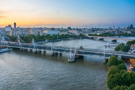 伦敦之眼对泰晤士河和日落时中图片