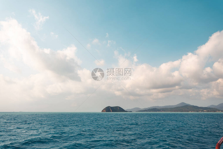 海洋和小岛太阳和海浪图片