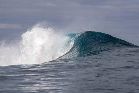 太平洋中大型冲浪波管的细孔法图片