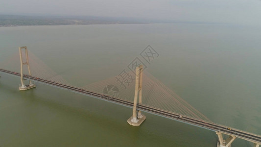 马杜拉海峡上的吊桥与高速公路和汽车图片