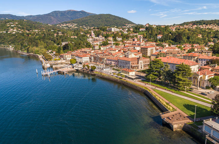 Luino的空中景象是位于意大利伦巴迪Varese省Maggiore湖图片