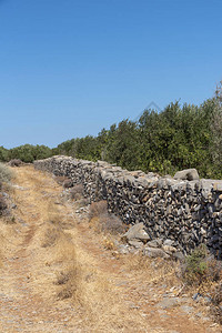 希腊2019年10月在北克里特岛塞莱斯附近的铁岩墙内图片
