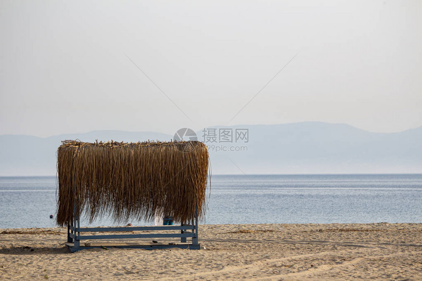 沙滩上舒适的平房竹子大图片