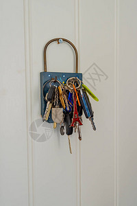 几把钥匙和钥匙链挂在白图片