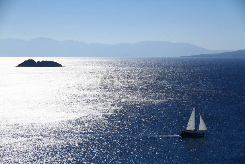 美丽的海景小岛和帆船图片
