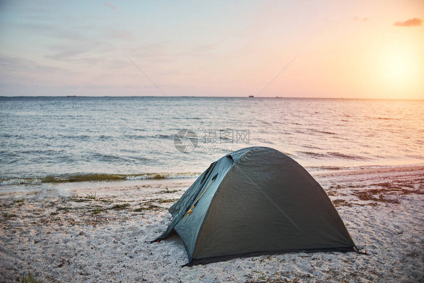 夏日傍晚沙滩上的帐篷图片