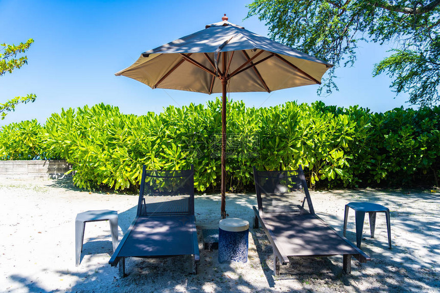 保护伞和沙滩与海边的椅子用蓝图片