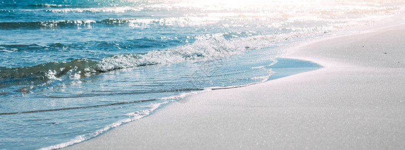 夏季沙滩和海滨波浪背景励志名言博客文章文本的分散假期概念背图片