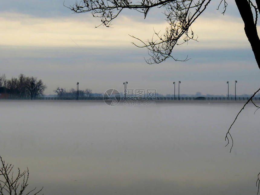 多云的早晨雾中的一座桥图片
