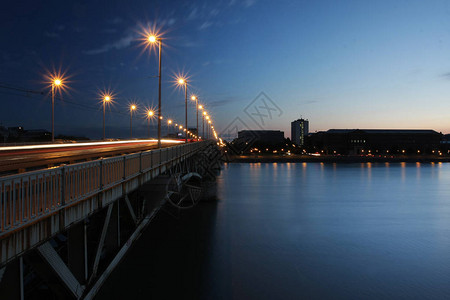 在多瑙河上架桥日落图片
