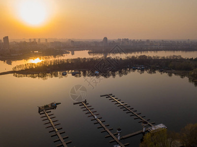 日落在基辅Dnieper河的码头上空图片