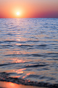 与大黄色太阳的明亮的日落在海表面下背景图片