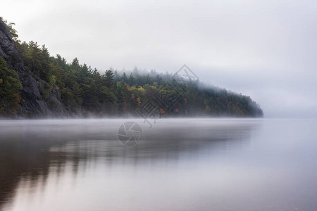 BonEcho湖上的雾图片
