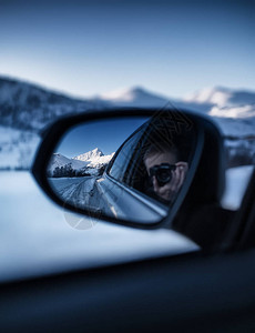 后视镜里的摄影在山上开车旅行冬天的风景挪图片