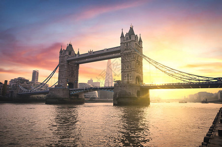 日落在大塔桥上空经过英国伦敦泰晤士图片