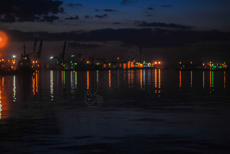 港口夜间灯光货运图片
