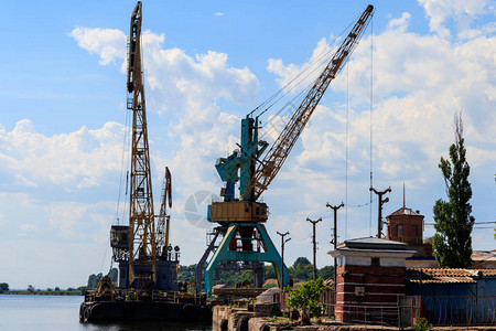 河岸货港的重型起重机图片