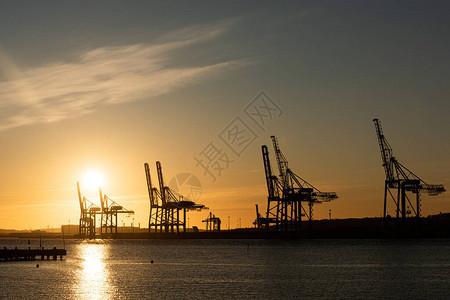 日落时大型船到岸上背景图片