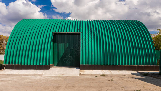 一个绿色金属仓库的门面图片