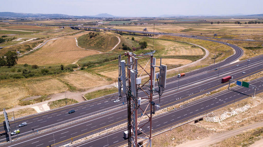 高速公路附近5G移动通信天线图片
