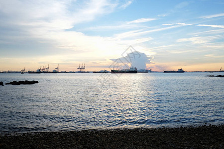 深海港口和货船及沿海风景泰国清背景图片