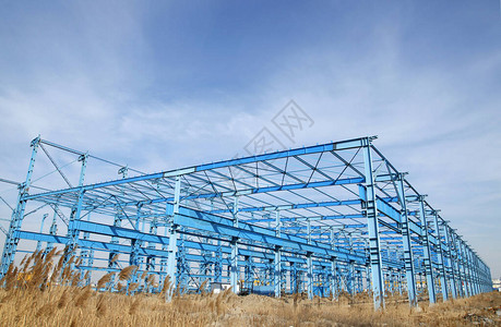 钢板结构在蓝天下图片