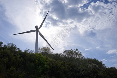 野外的风力涡轮机图片