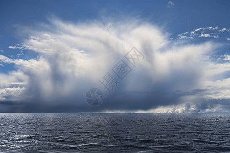 大海上空的巨大云层和小波浪图片