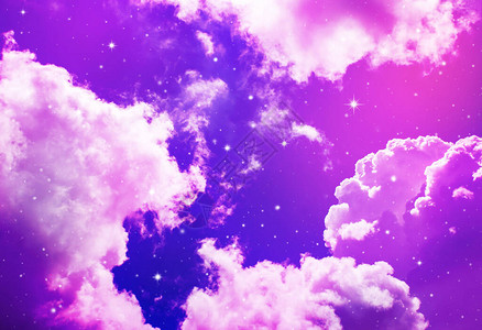 夜紫色天空的间有云和星图片