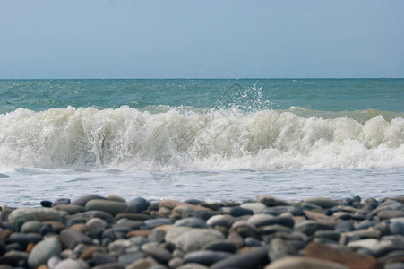 黑海的浪是一片卵石海滩图片