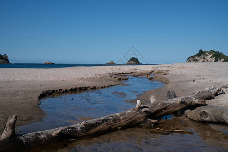 海平滩白沙和蓝海有小溪流穿过沙土和图片