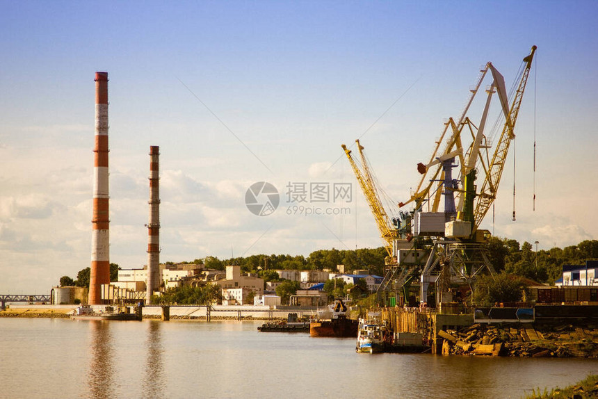 工业城河港大管子起重机船棕色水蓝天离家山远图片