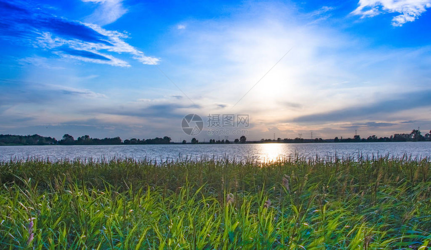 湖边的夏日夕阳图片