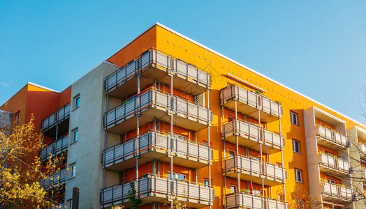 带有plattenbau立面的橙色角落建筑高清图片