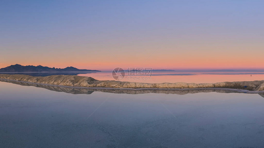 全景作物日落在美国犹他州邦尼维尔盐滩的平底锅上图片