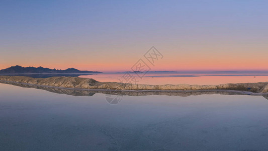 全景作物日落在美国犹他州邦尼维尔盐滩的平底锅上高清图片