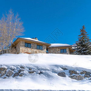 冬天观看的犹他州帕克城一座小山上的方形石屋图片