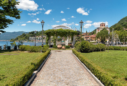 Mombello是意大利瓦雷塞省Maggiore湖东岸旅游首都图片