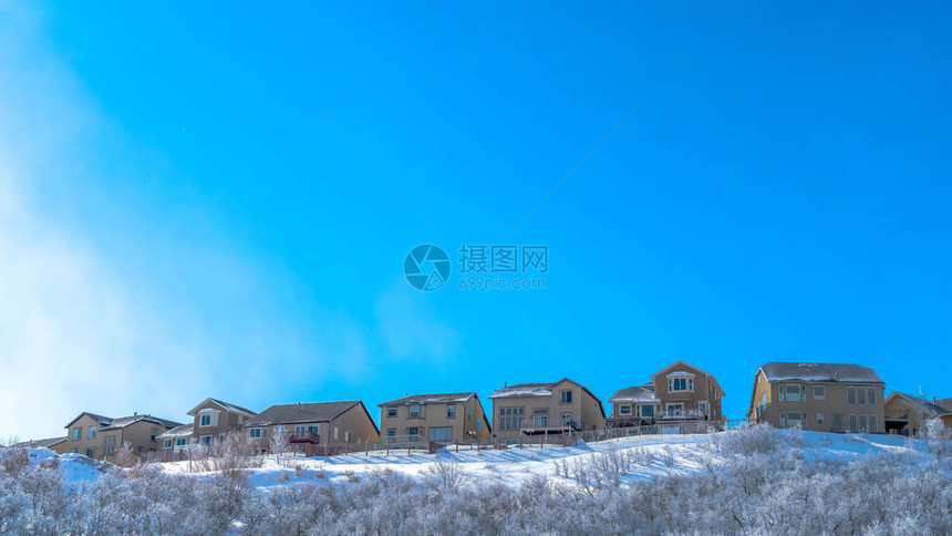 瓦切山下附近的一连串房屋全景图片