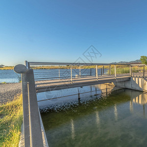 湖边的方形框架桥图片