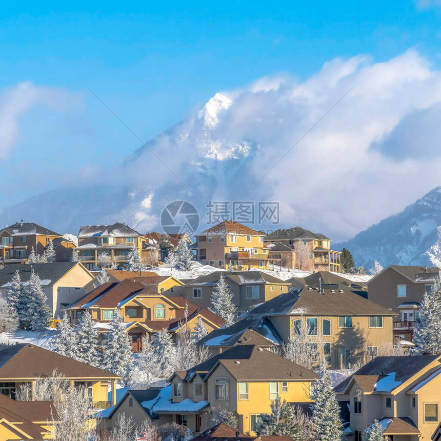 广场的庄稼房屋在瓦萨奇山峰与阴云蓝天交汇下图片