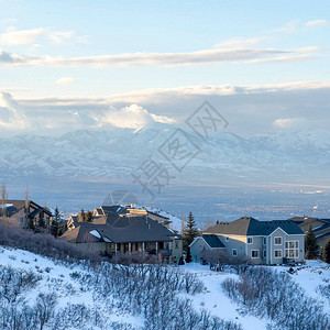 在雪山上俯瞰瓦萨奇山和住宅谷的广场布置房屋高清图片