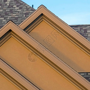 与前山墙屋顶设计的方形房子外部反对蓝天背景近距离观察房屋的建筑细图片