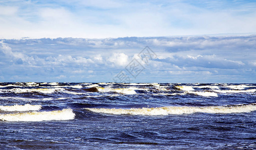 拉脱维亚尤尔马拉早春背景线云上波图片