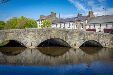 爱尔兰马约县西港镇运河上的旧石桥位于图片