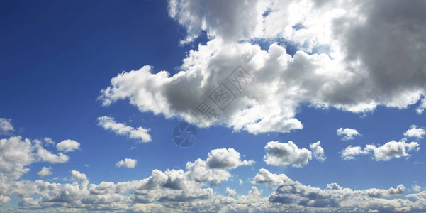 一连串的云彩游过蓝天图片