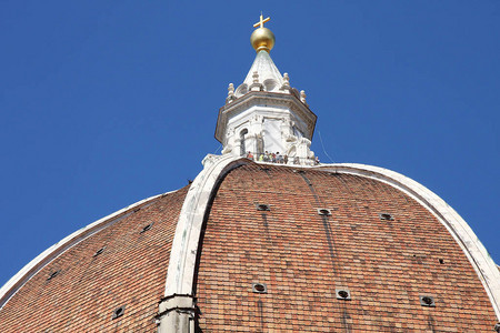 佛罗伦萨圣玛利亚德尔菲奥雷大教堂的紧闭穹顶对着蓝天图片